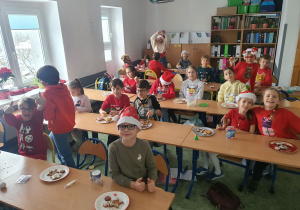 Dzieci w trakcie przygotowania pierników.