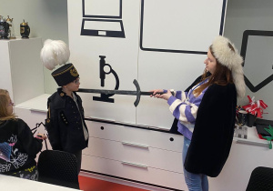 Uczennice klasy 3d zwiedzające muzeum.