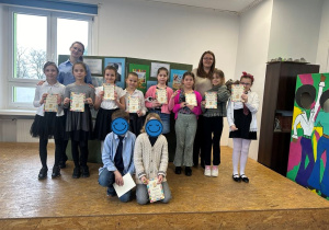 Zdjęcie grupowe uczestników konkursu recytatorskiego.