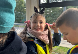 Uczennica w tramwaju.