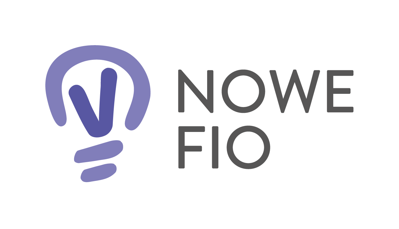 Logo z fioletową żarówką i napisem NOWE FIO.