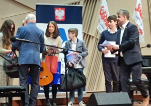 Wręczanie nagród na scenie.
