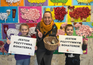 Uczniowie klasy 2D z plakietkami POZYTYWNY BOHATER/BOHATERKA wraz z przedstawicielką Fundacji DOM W ŁODZI.