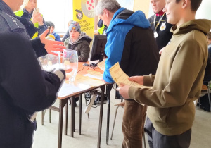 Odbiór pucharów i dyplomów dla zwycięskich grup.