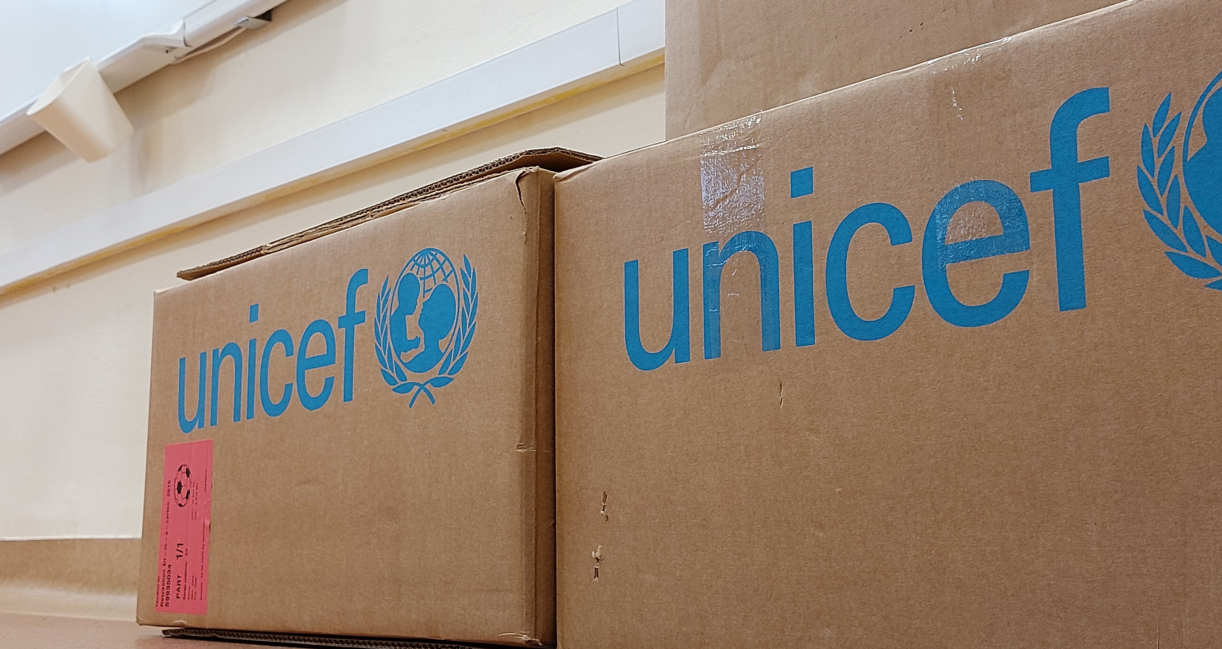 Kartonowe pudełka z napisem UNICEF