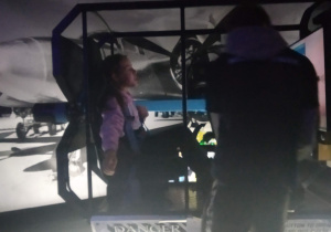 Nasza koleżanka pilotuje w symulatorze samolot.