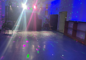 Sala taneczna udekorowana światłem dyskotekowym.
