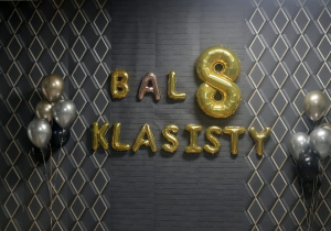 Balony czarno-złote i napis bal ósmiklasistów.