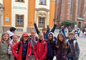Grupa dzieci zwiedza Wrocław.