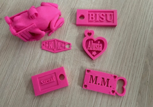 Kolorowe breloki zaprojektowane przez uczniów i wydrukowanie na drukarce 3D