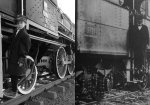 Uczeń w mundurze, stojący na schodkach pociągu. Zdjęcie połączone ze starą fotografią. Oba zdjęcia czarno-białe.