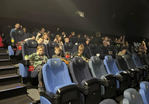 Uczniowie na wycieczce w kinie.