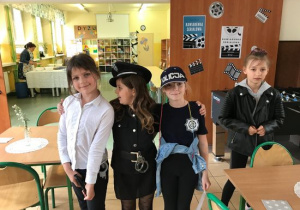 Grupa dzieci przebrana za policjantów.